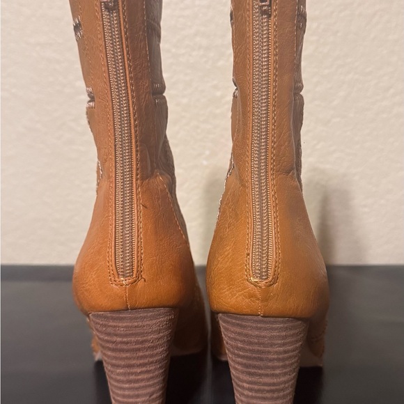 Elegant Tan Stitched Women's Ankle Boots - Picture 4 of 5